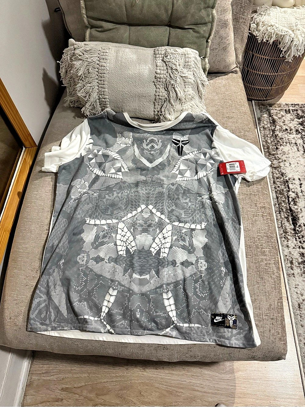 Nike Kobe Bryant Mamba Graphic Basketball T-Shirt Men's Graphic Tee Gray & White